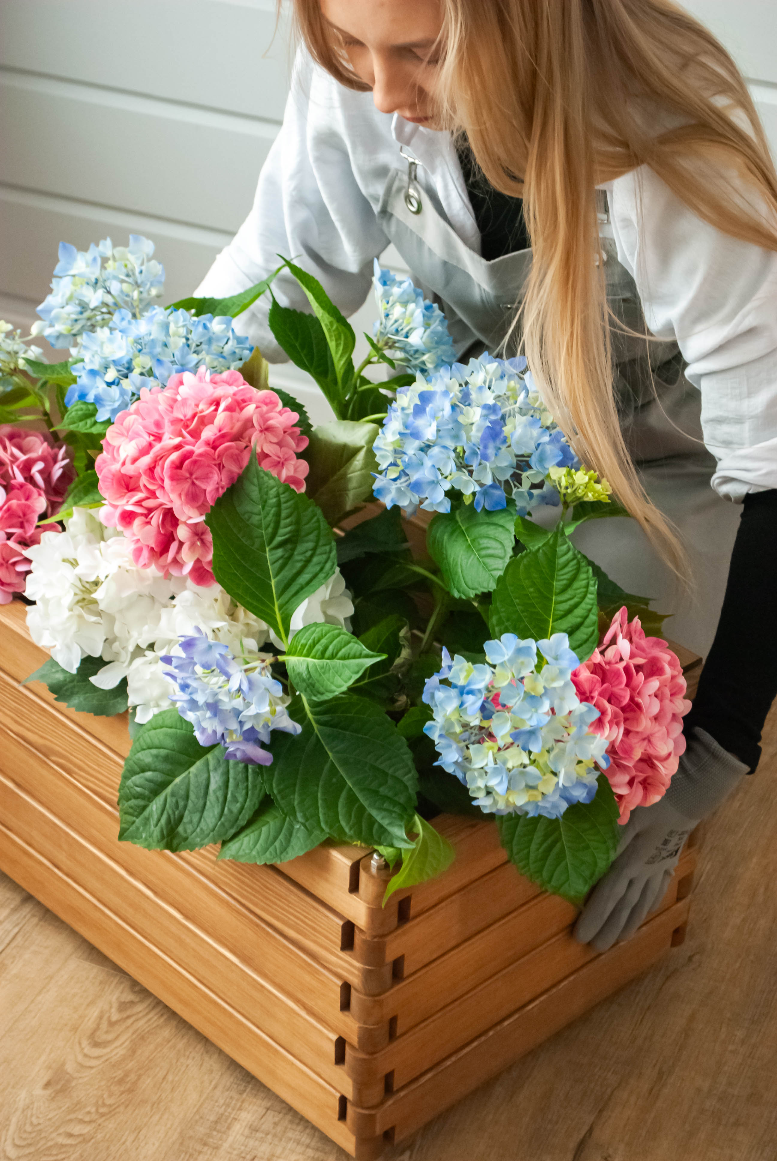 Деревянное кашпо Волома в интерьере — вариант gallery-05, карельская сосна