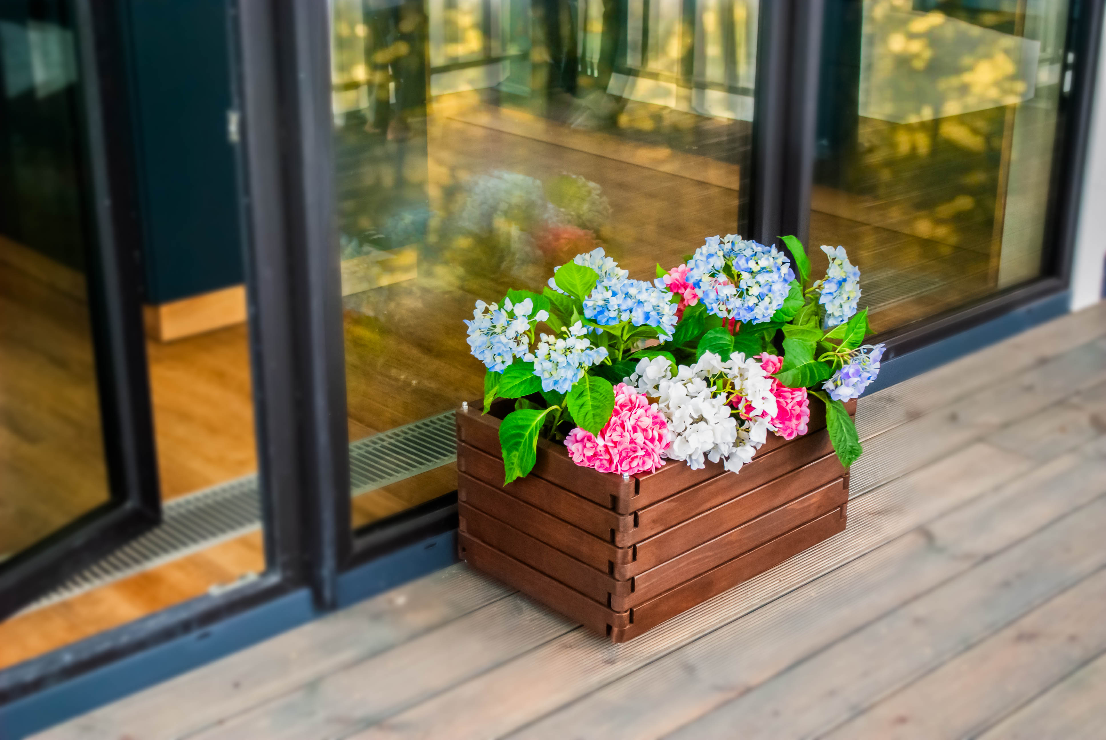 Деревянное кашпо Волома в интерьере — вариант gallery-06, карельская сосна